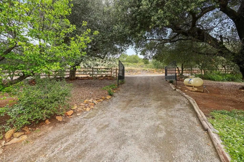 https://cdn.realtyfeed.com/cdn/127/306705950/a54a46d32de364df1a4ed048a64f3c69.webp
