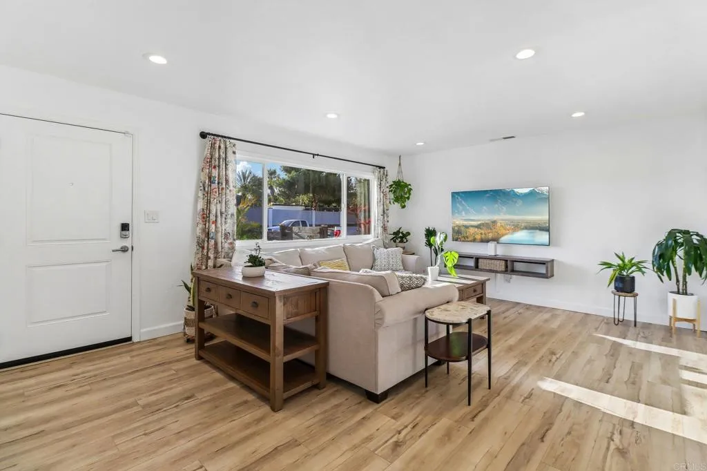 https://cdn.realtyfeed.com/cdn/127/306706070/75b24f8ac9fd4d588bc44240d0eeefa2.webp