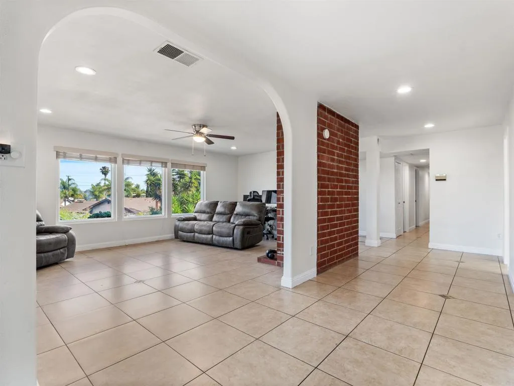 https://cdn.realtyfeed.com/cdn/127/306706206/2ee489fde8566a6416f5ae87562a1f61.webp