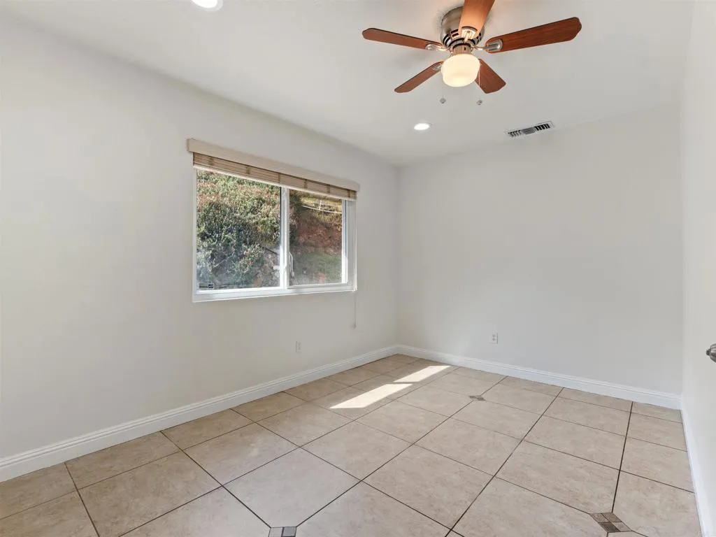 https://cdn.realtyfeed.com/cdn/127/306706206/9d865bf1932cf64dde4bb6073b19aae8.webp