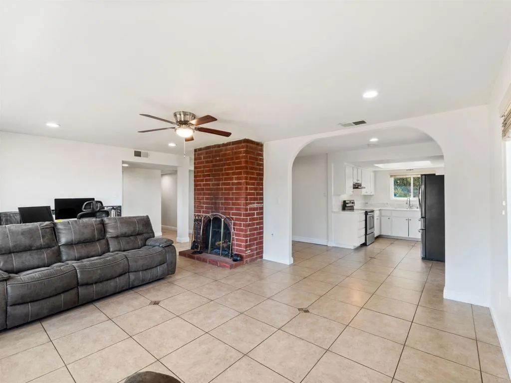 https://cdn.realtyfeed.com/cdn/127/306706206/f77ff35eb135e0ea379b496b2a7aabd3.webp