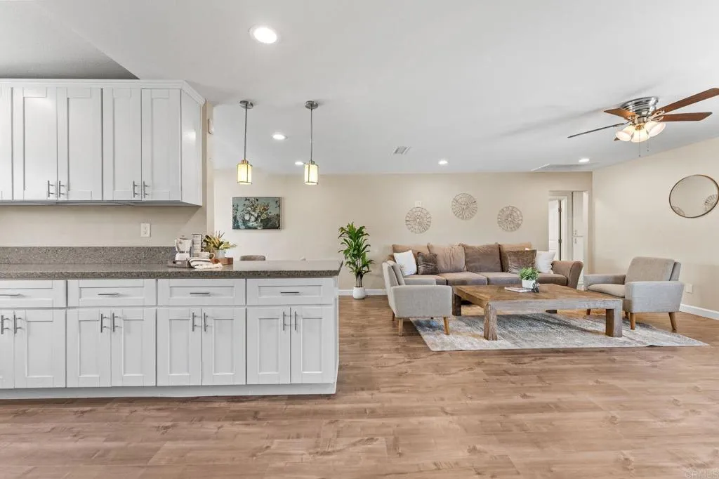 https://cdn.realtyfeed.com/cdn/127/306706217/66c268e29136fa8fb63b11ef1ca29842.webp