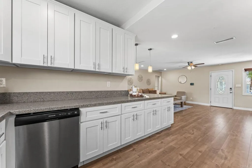 https://cdn.realtyfeed.com/cdn/127/306706217/f260b64988f478f2869896c0645bcb46.webp