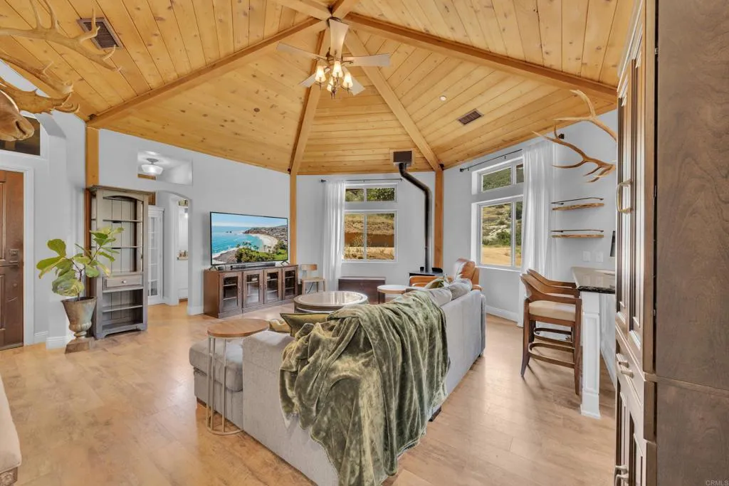 https://cdn.realtyfeed.com/cdn/127/306706952/1d6987da46ef90176512c660d64416ba.webp