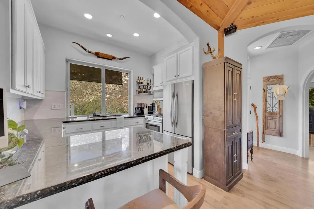 https://cdn.realtyfeed.com/cdn/127/306706952/9febe005c07b0af6cfa3813c67f7d81c.webp