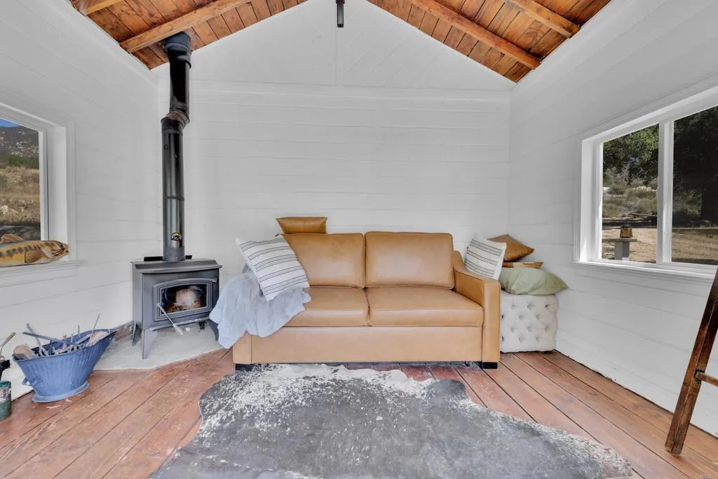 https://cdn.realtyfeed.com/cdn/127/306706952/aca39fc06ffafa9f58d3477621bb167f.webp