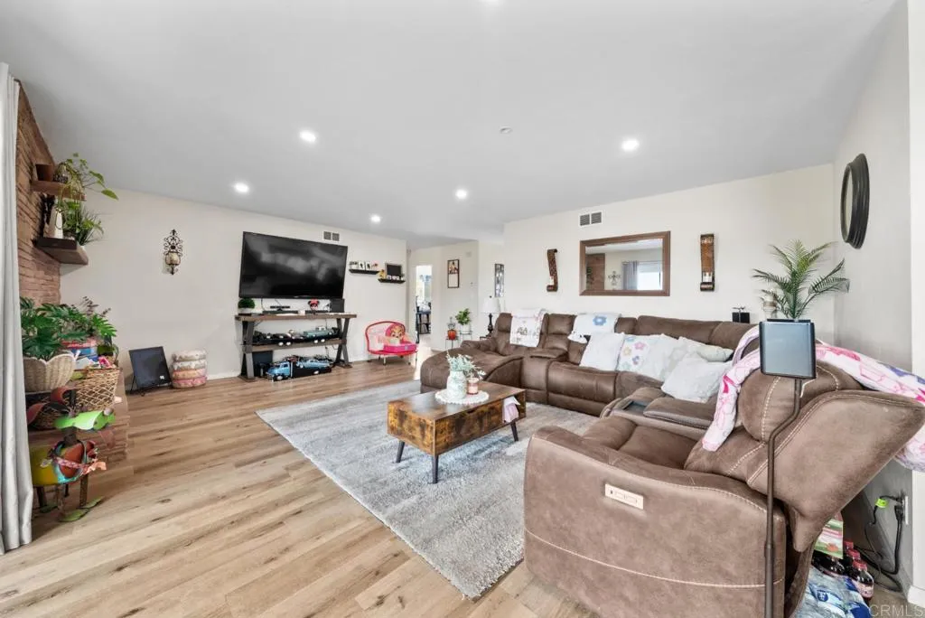 https://cdn.realtyfeed.com/cdn/127/306706999/4a352f7ce9aca977ba6e4a94550b291e.webp