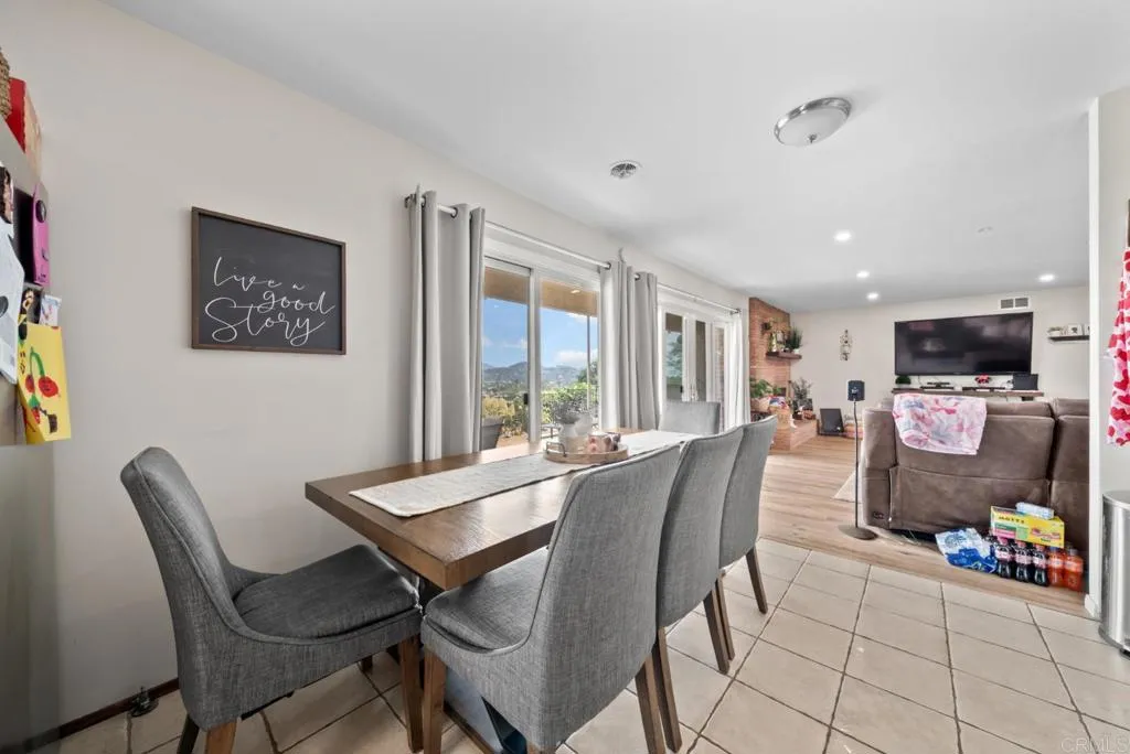 https://cdn.realtyfeed.com/cdn/127/306706999/55bf471066e5fd733c7a672c41bcd676.webp
