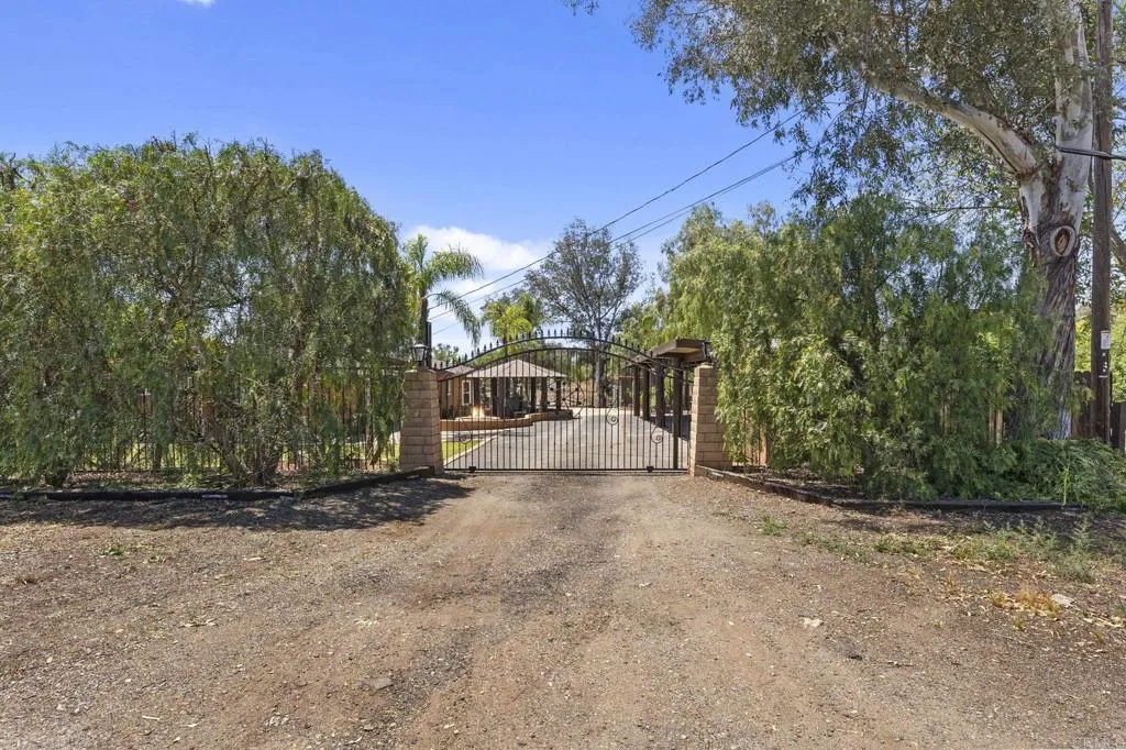 https://cdn.realtyfeed.com/cdn/127/306707092/bd2fb6691561472cc66f0010bad60347.webp
