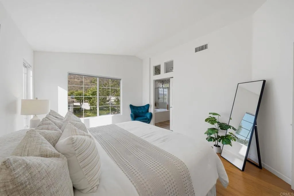 https://cdn.realtyfeed.com/cdn/127/306707206/deda2bfb2b59b1b4e52cede564773dd4.webp