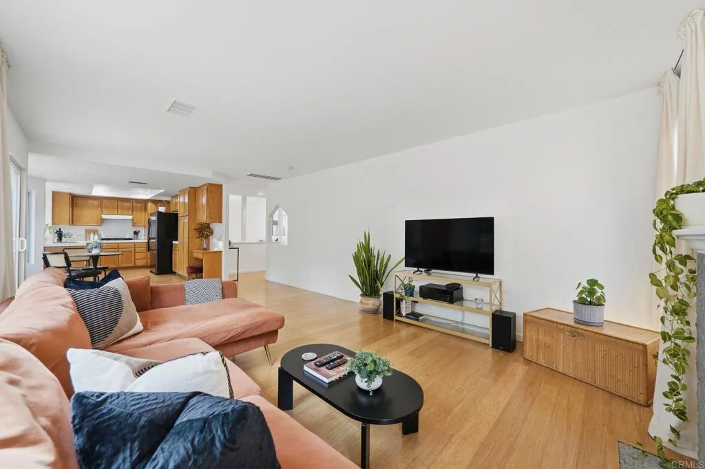 https://cdn.realtyfeed.com/cdn/127/306707206/f19570b7924fd465cac983ca67a5fb73.webp
