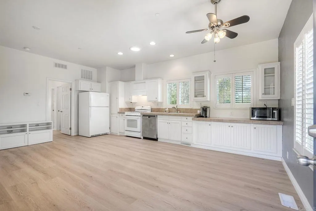 https://cdn.realtyfeed.com/cdn/127/306707250/c29f3d89cfad51374423c286c205bfa4.webp