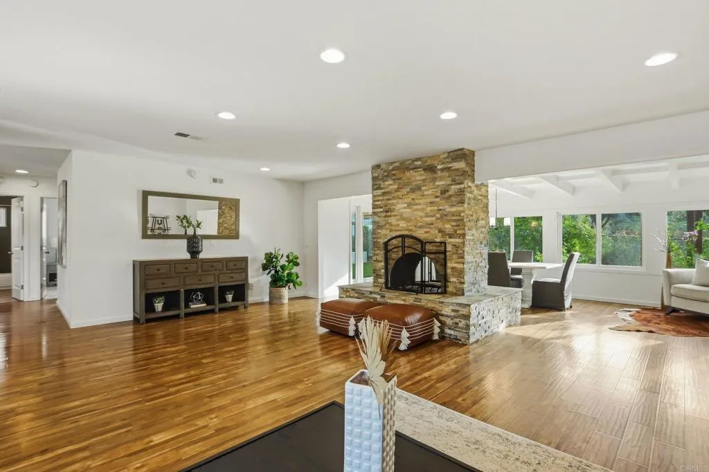 https://cdn.realtyfeed.com/cdn/127/306707288/6ad701e3aa5b493d49662ded0effb151.webp