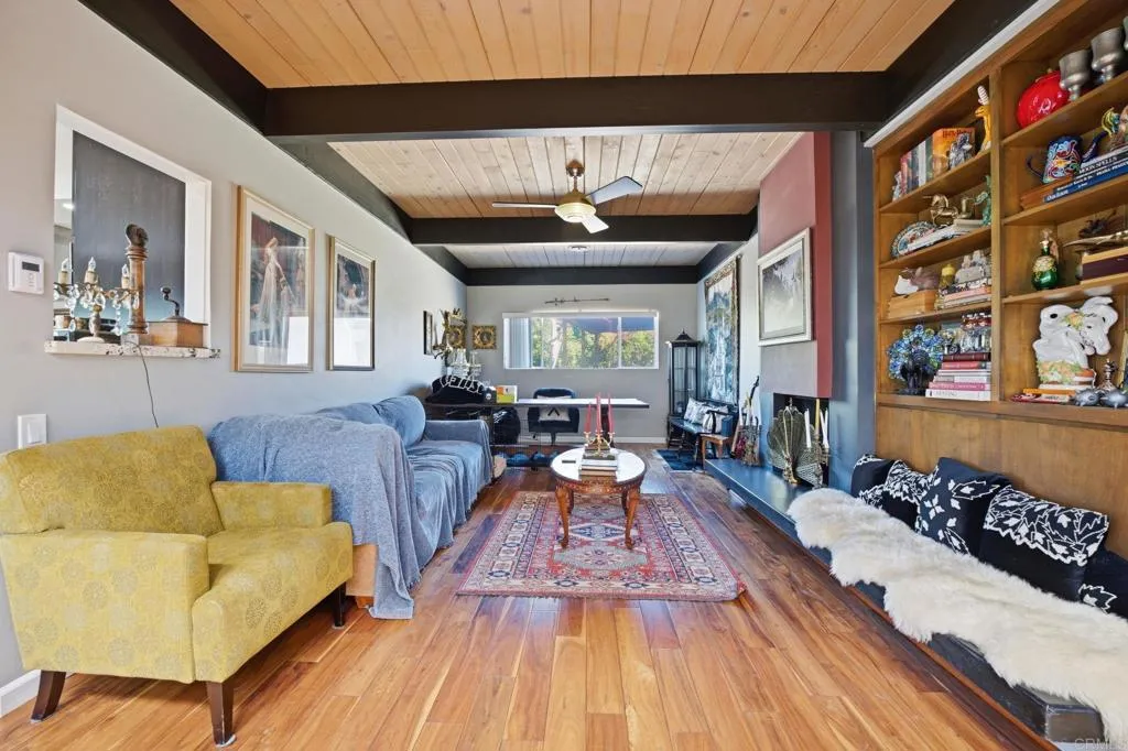 https://cdn.realtyfeed.com/cdn/127/306707305/658300eceb34d84104fbf340a221e517.webp