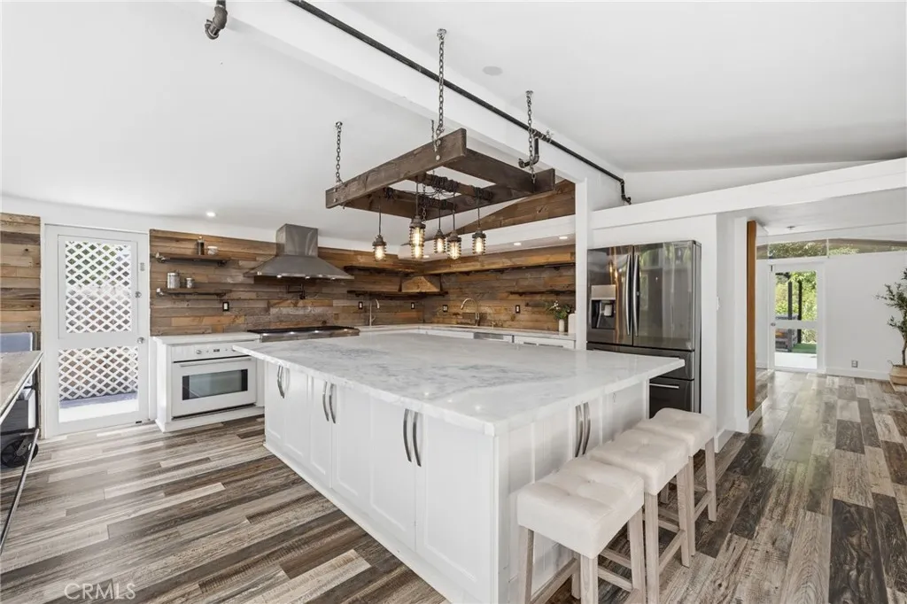 https://cdn.realtyfeed.com/cdn/127/306707375/b9af6888ce9471e32d72546514d266e3.webp