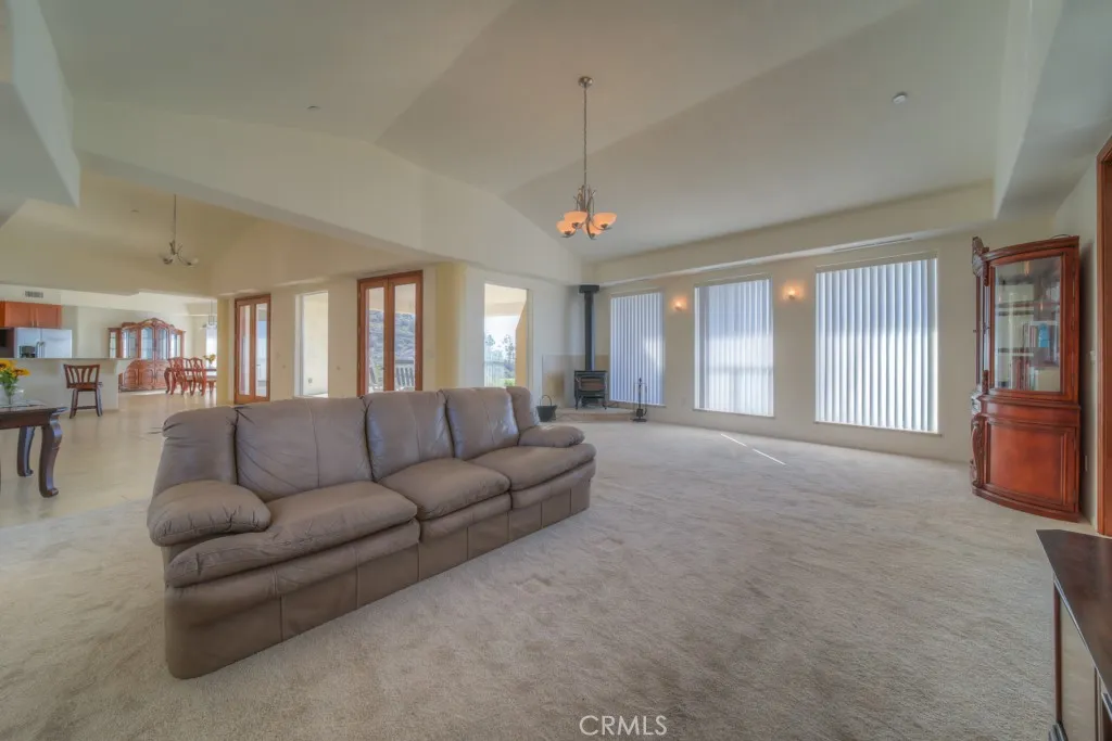 https://cdn.realtyfeed.com/cdn/127/306707396/c7336c11819e5b54bddbf04a46f0e4db.webp