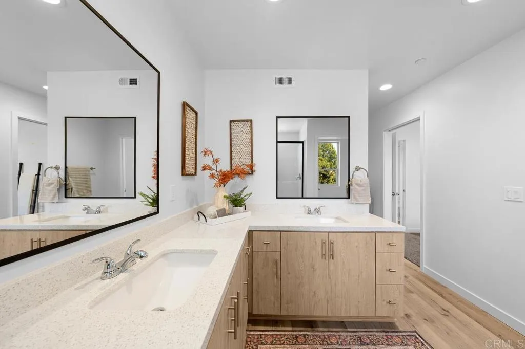 https://cdn.realtyfeed.com/cdn/127/306707466/591d220c8eecc35f430aacd8434afcbb.webp