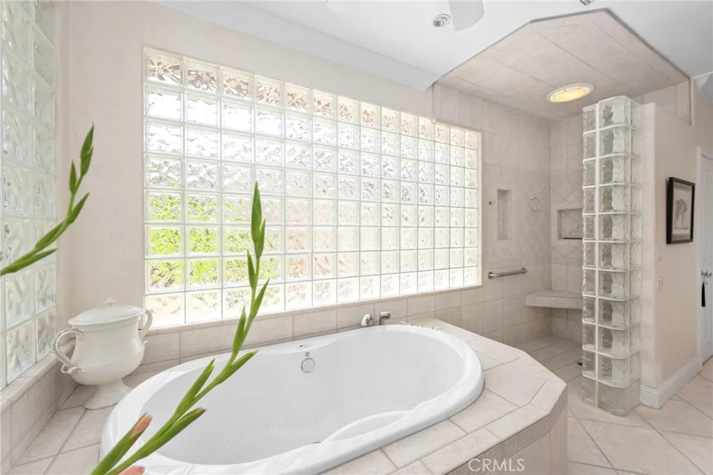 https://cdn.realtyfeed.com/cdn/127/306707503/8ee9ea2a9d466f4050a4b213bd7764d1.webp