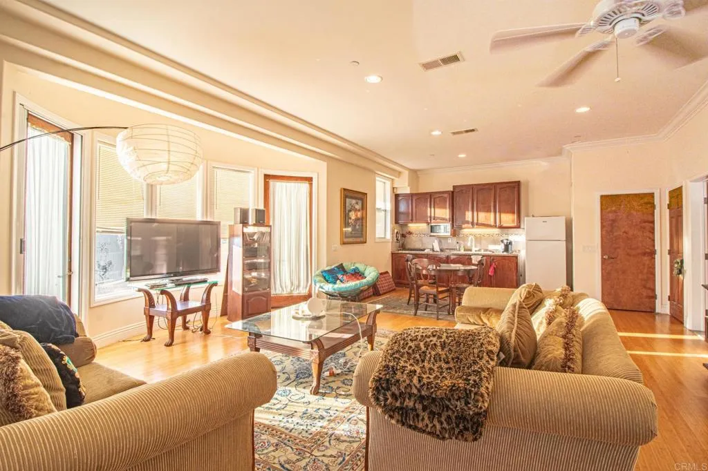 https://cdn.realtyfeed.com/cdn/127/306707654/27f6de42d4945b15ea5f7e387363616c.webp