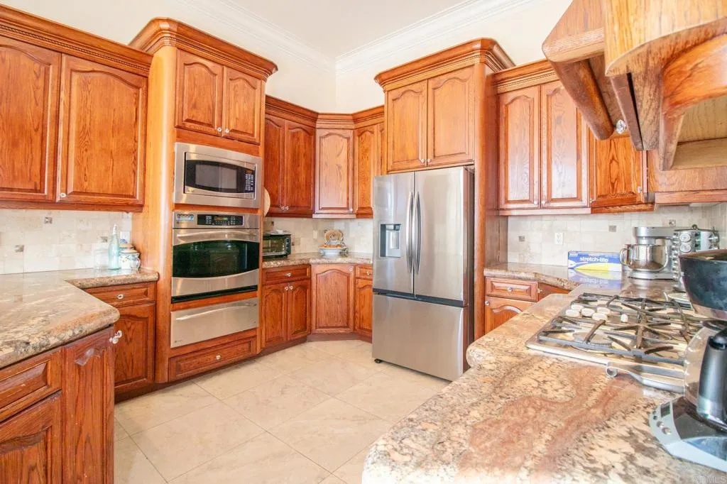 https://cdn.realtyfeed.com/cdn/127/306707654/fbc614a0b4da15d773f54004ad577050.webp