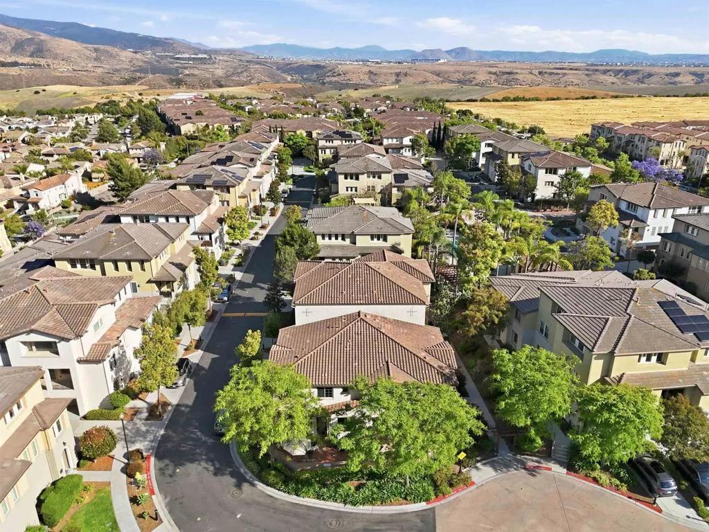 https://cdn.realtyfeed.com/cdn/127/306707664/4a82ae21d8f78bfdad2a60ef13cd01fd.webp