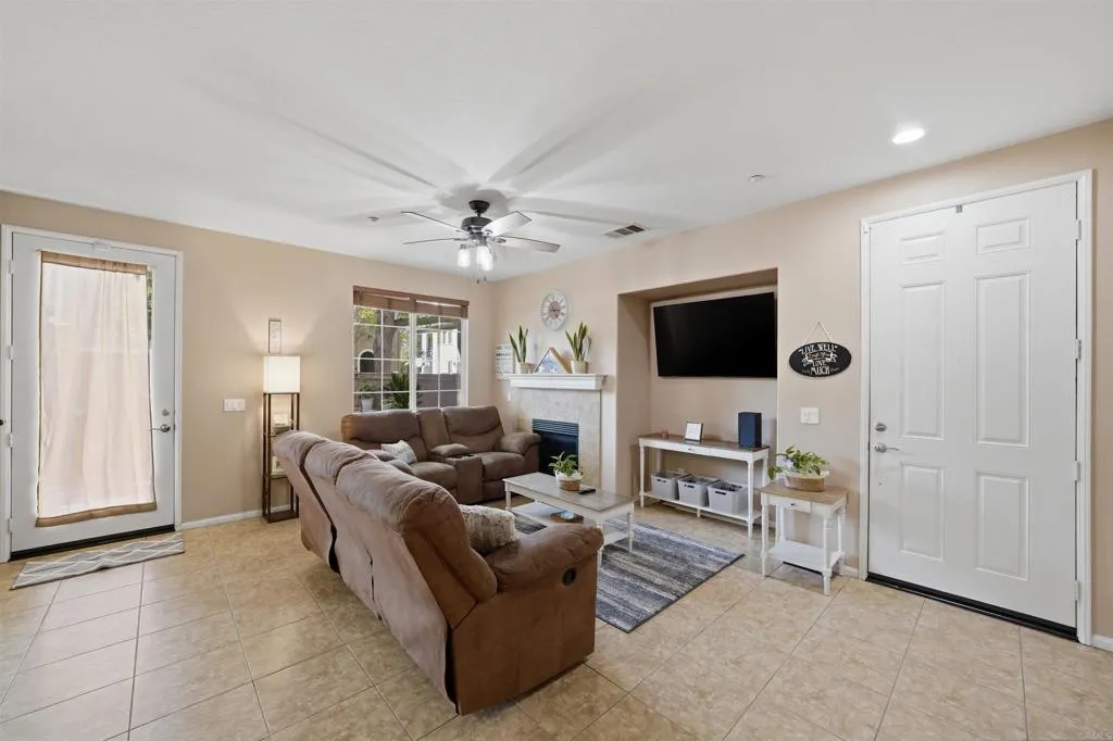 https://cdn.realtyfeed.com/cdn/127/306707664/fc1d0f9a8c8f41468b3839e5c16c1a2e.webp