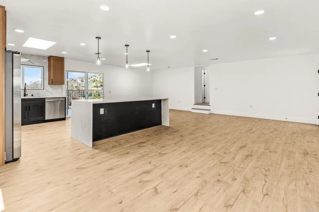 https://cdn.realtyfeed.com/cdn/127/306707679/20b113458e40479f3e5aa07b2e606919.webp