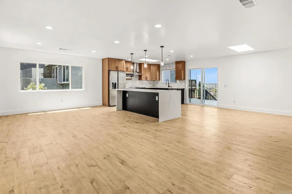 https://cdn.realtyfeed.com/cdn/127/306707679/99344298d2d0f682726e5af0bd2a3c27.webp