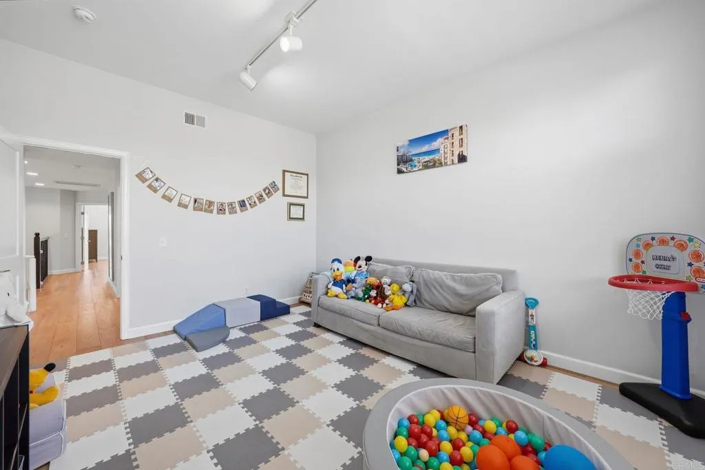https://cdn.realtyfeed.com/cdn/127/306707711/ab5102e7d1e1a5b125d49f01faa2d11c.webp