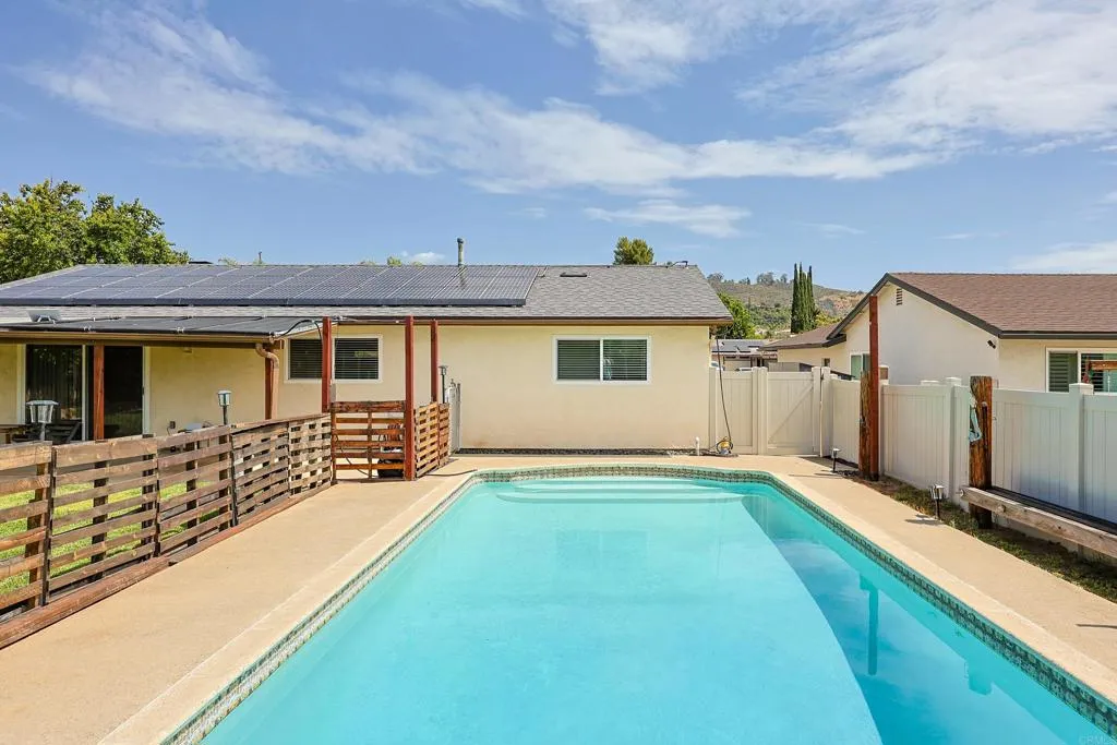 https://cdn.realtyfeed.com/cdn/127/306707942/17fae1bf363e6795b21d2d264193c9f4.webp