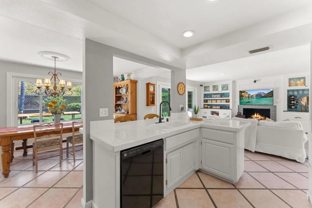 https://cdn.realtyfeed.com/cdn/127/306707994/54b65cba5029321fe9274f130aeeab9b.webp