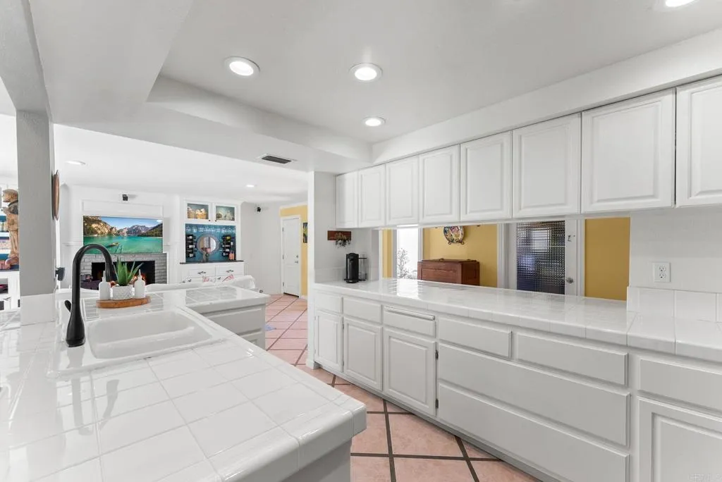 https://cdn.realtyfeed.com/cdn/127/306707994/b22acc5f15ec19b5a874a3d388b472bc.webp