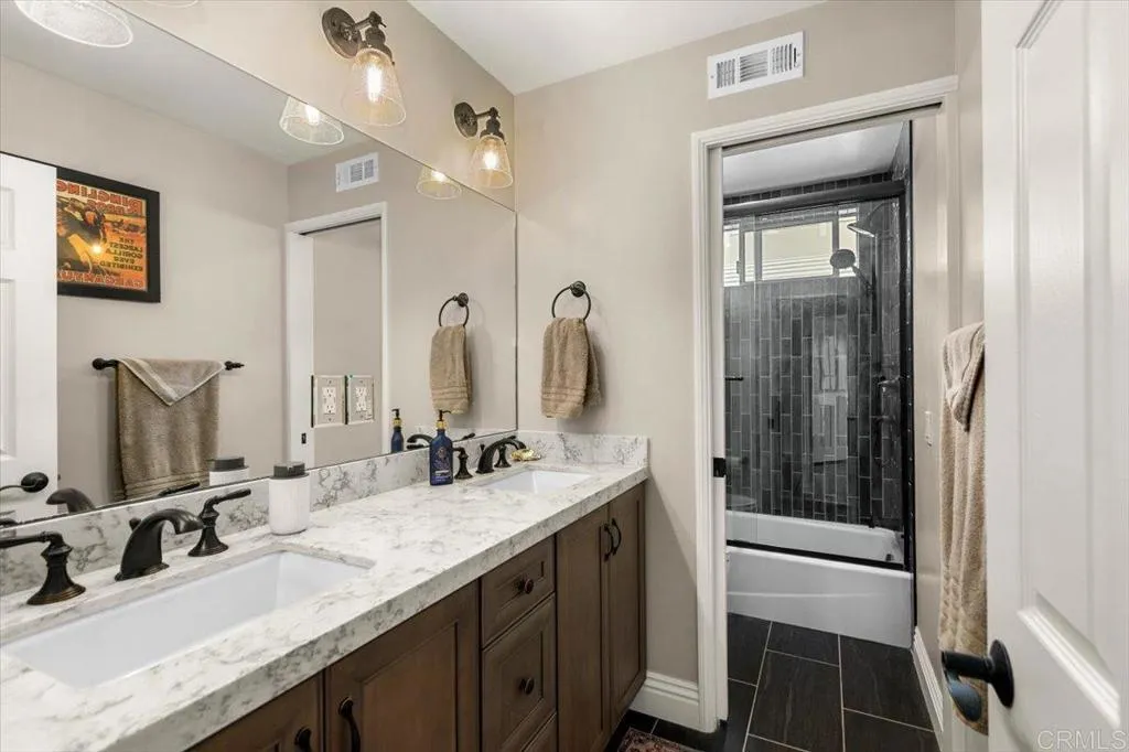 https://cdn.realtyfeed.com/cdn/127/306708231/d38eb6da872793260dcf4fbc1189dece.webp