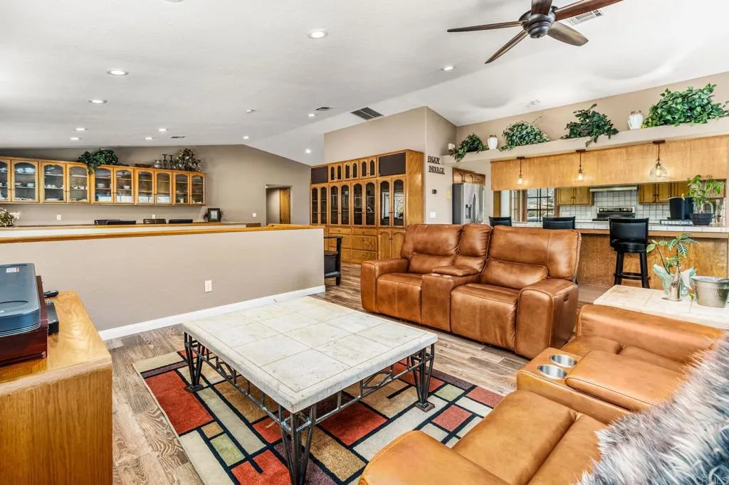 https://cdn.realtyfeed.com/cdn/127/306708337/3cb34838baad01641ee724663bc504e0.webp
