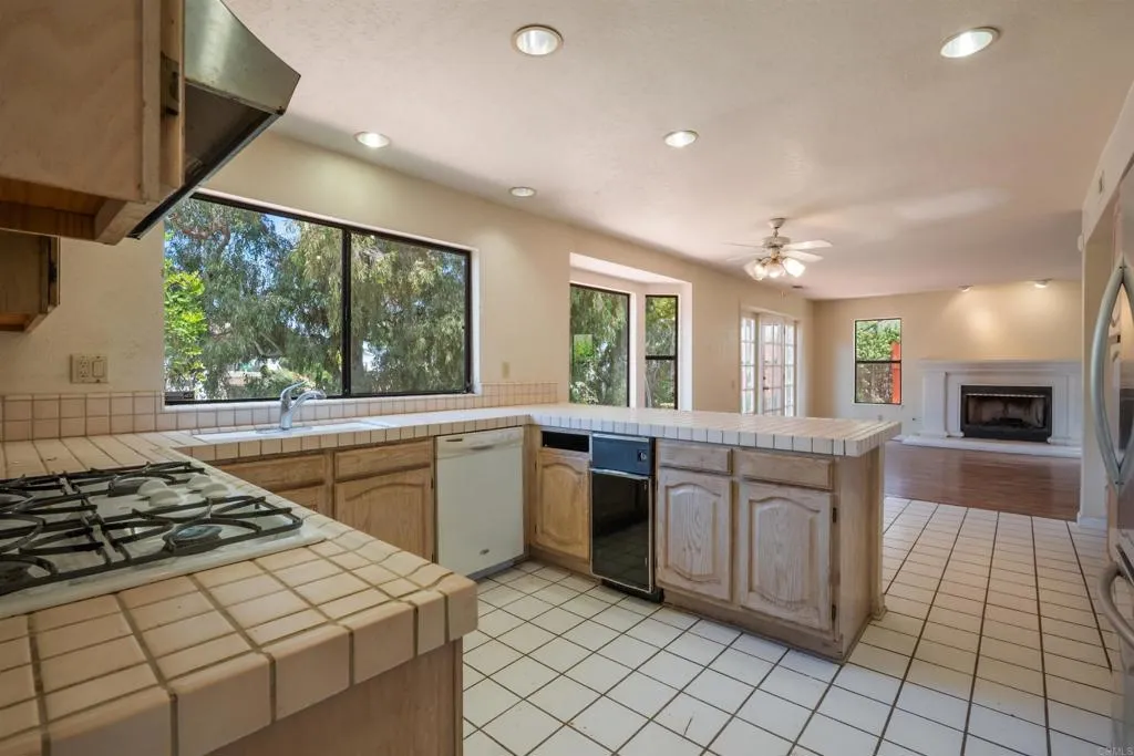 https://cdn.realtyfeed.com/cdn/127/306708418/8a0af10df5ee6ab260629345e031ee61.webp