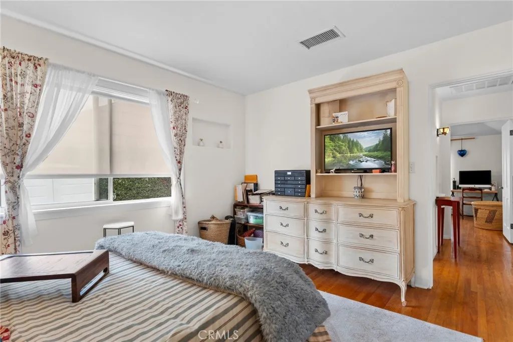 https://cdn.realtyfeed.com/cdn/127/306708419/735f455afa8d4a5462e1820a239b5063.webp