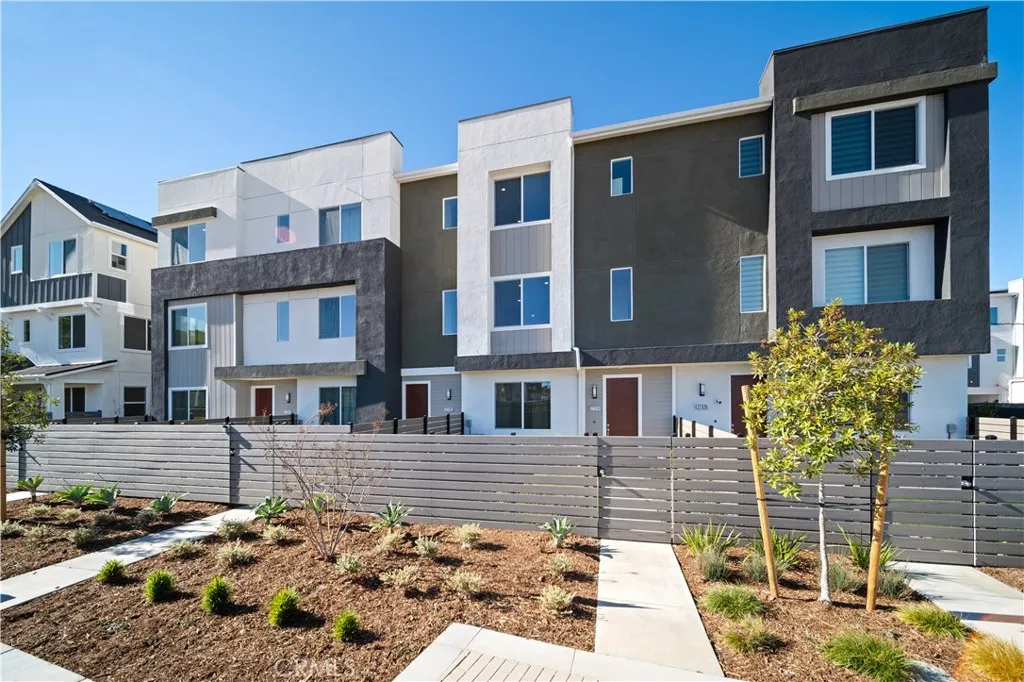 Valencia, CA 91381