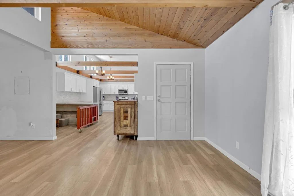 https://cdn.realtyfeed.com/cdn/127/306708596/892f11c04f49e23f04b3bee95e5352f1.webp