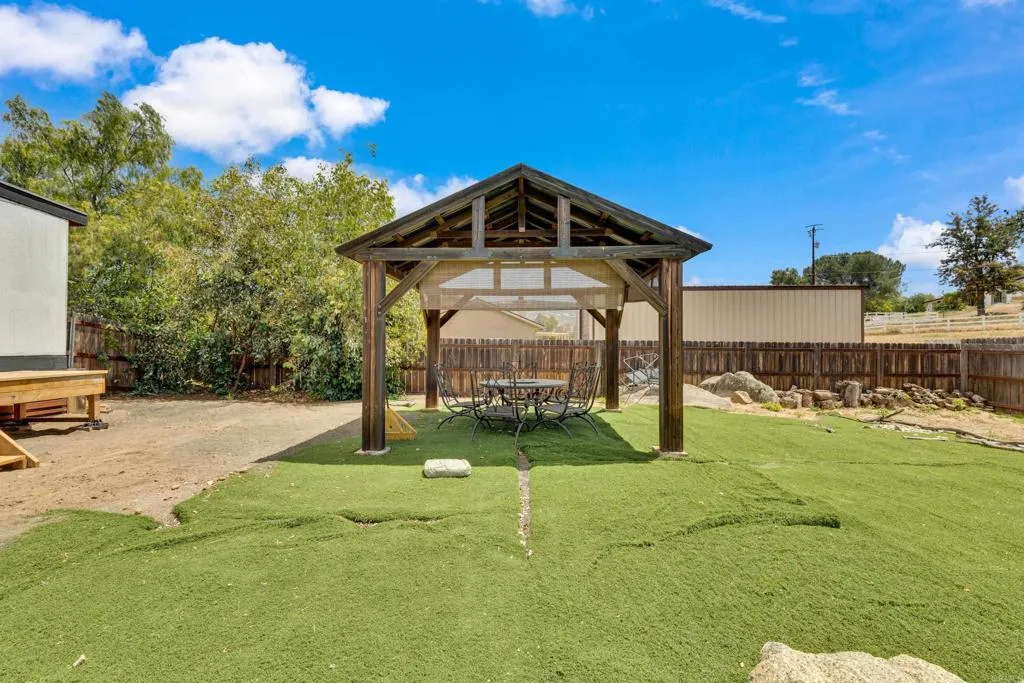 https://cdn.realtyfeed.com/cdn/127/306708596/a9b04be918f142b7460ce7b321f1f737.webp
