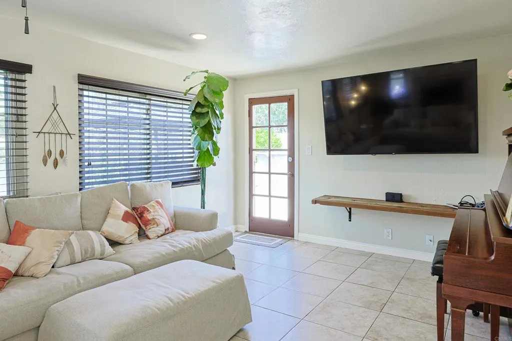 https://cdn.realtyfeed.com/cdn/127/306708799/ee377929f04b74523ddfefa2709ce072.webp