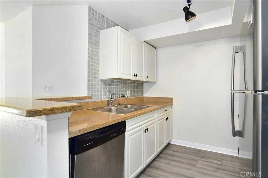 21500 Burbank Boulevard Unit 307, Woodland Hills, CA 91367 - Photo 5 of 21, Woodland Hills, CA