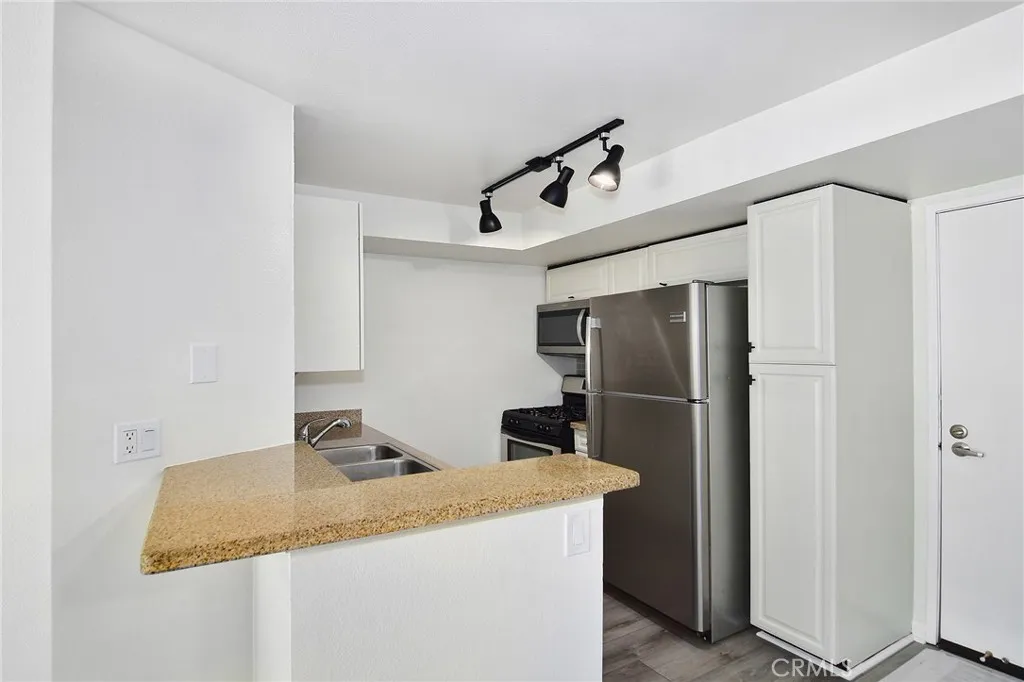 21500 Burbank Boulevard Unit 307, Woodland Hills, CA 91367 - Photo 4 of 21, Woodland Hills, CA