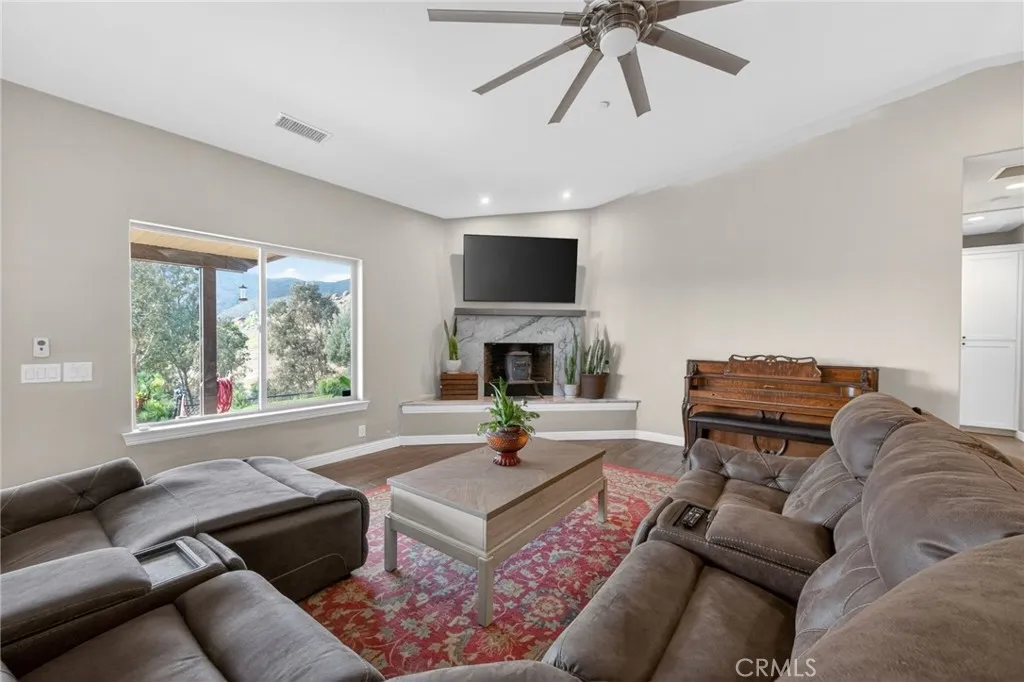 https://cdn.realtyfeed.com/cdn/127/306709397/abae0e79437bfb438bce05f42c797f97.webp