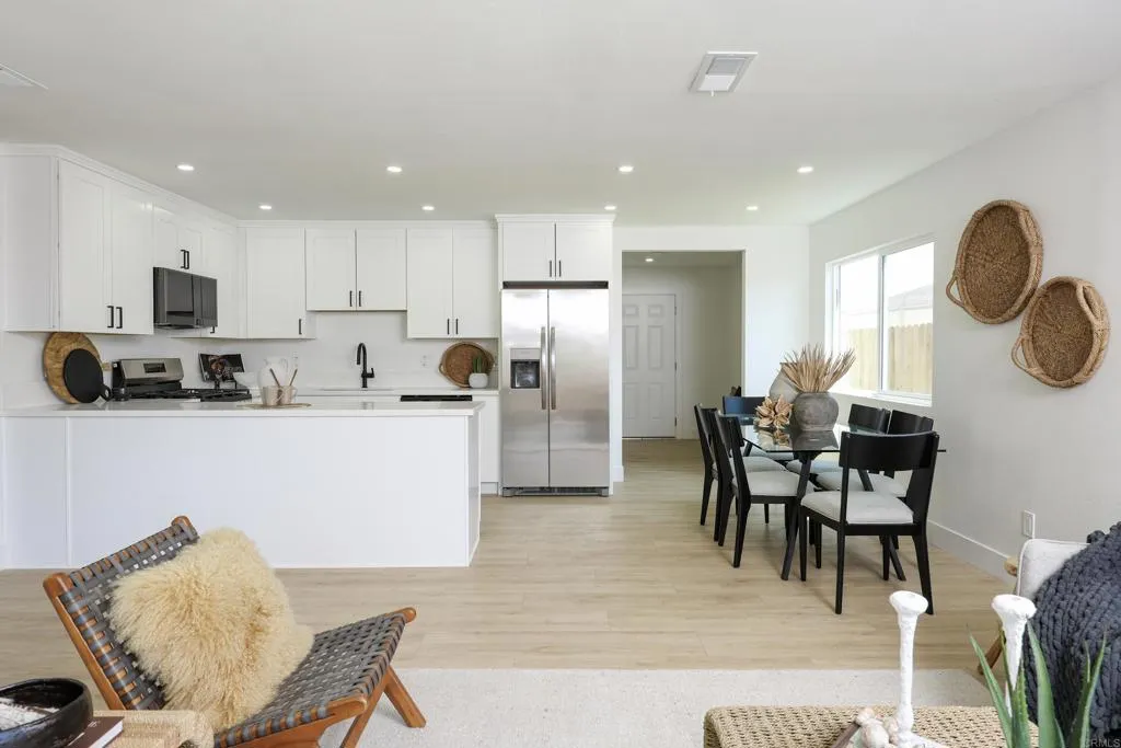 https://cdn.realtyfeed.com/cdn/127/306709933/55eb7a8f19f954197237b935cb3a3e09.webp