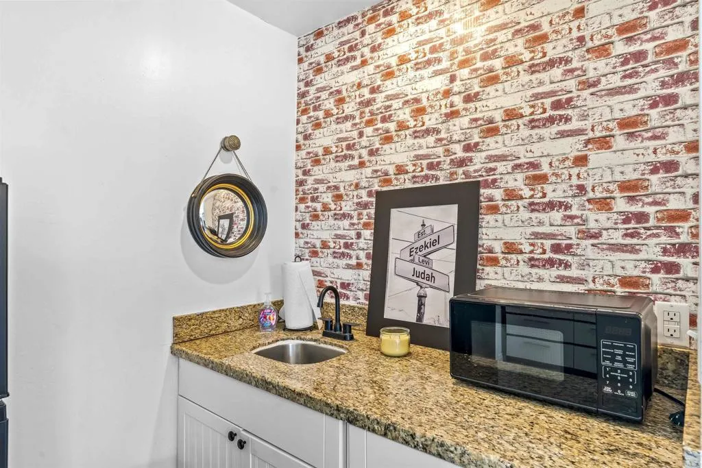 https://cdn.realtyfeed.com/cdn/127/306710307/a55731944f7314b1679c296c577c7984.webp