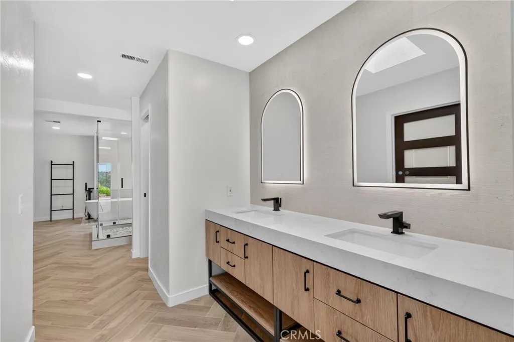 https://cdn.realtyfeed.com/cdn/127/306710406/2a08fc95deef075b88aff477604d81a1.webp