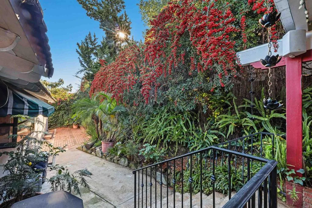 https://cdn.realtyfeed.com/cdn/127/306710449/c4c2cce46379f998a4613ee135fb1523.webp