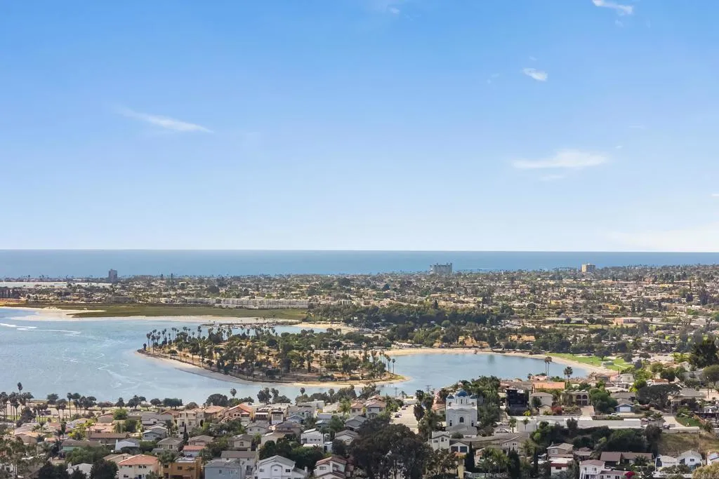 https://cdn.realtyfeed.com/cdn/127/306710898/7da2c1e1be9506f4a4a8e3f80220dd79.webp