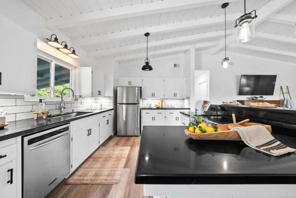 https://cdn.realtyfeed.com/cdn/127/306711221/1b7ae913158f639e73fb7f2e7f2a1cec.webp