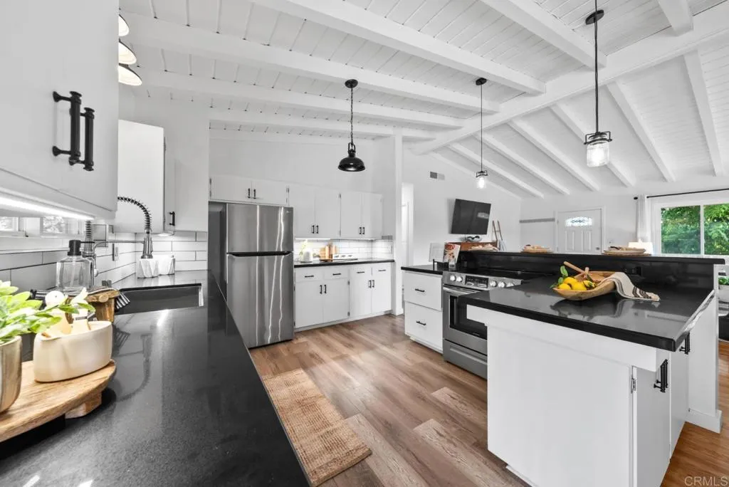 https://cdn.realtyfeed.com/cdn/127/306711221/9b3a54264a630fe14f4d75ec1eeecd02.webp